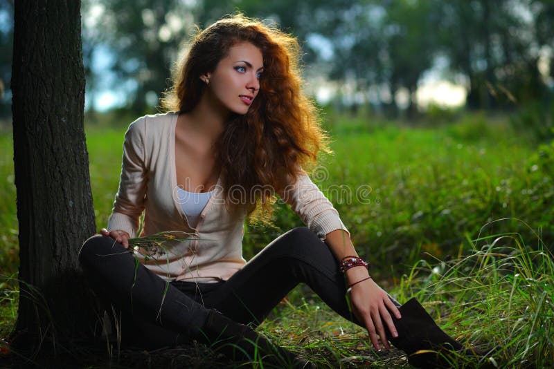 Menina da beleza fora fotografia de stock royalty free