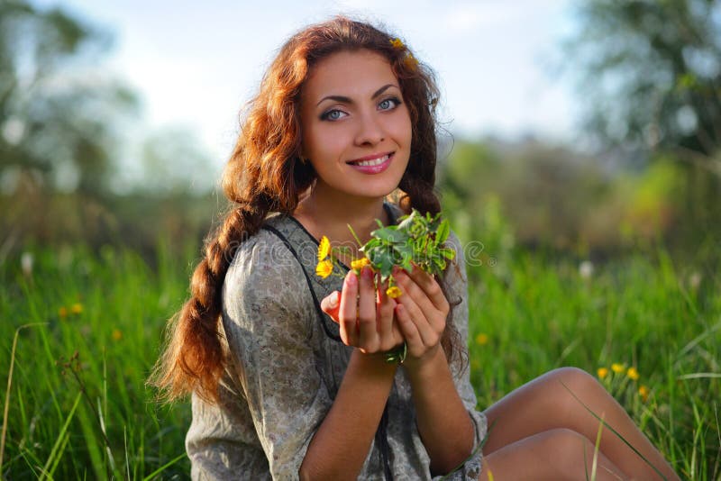 Menina da beleza no prado foto de stock