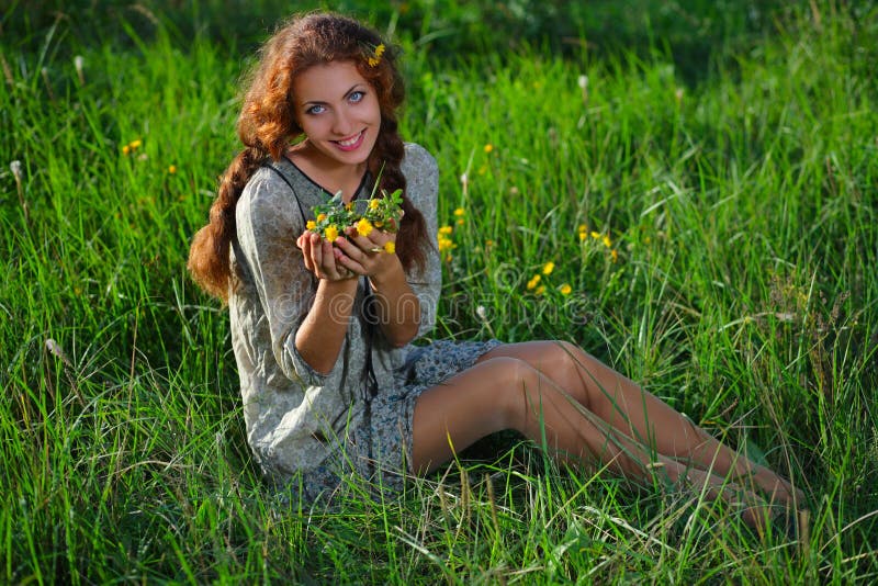 Linda rapariga no prado fotos de stock royalty free