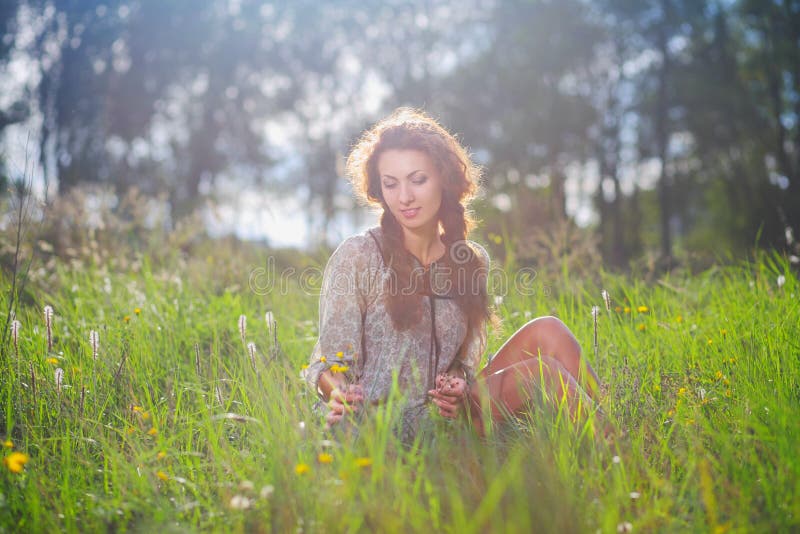 Menina da beleza no prado foto de stock royalty free