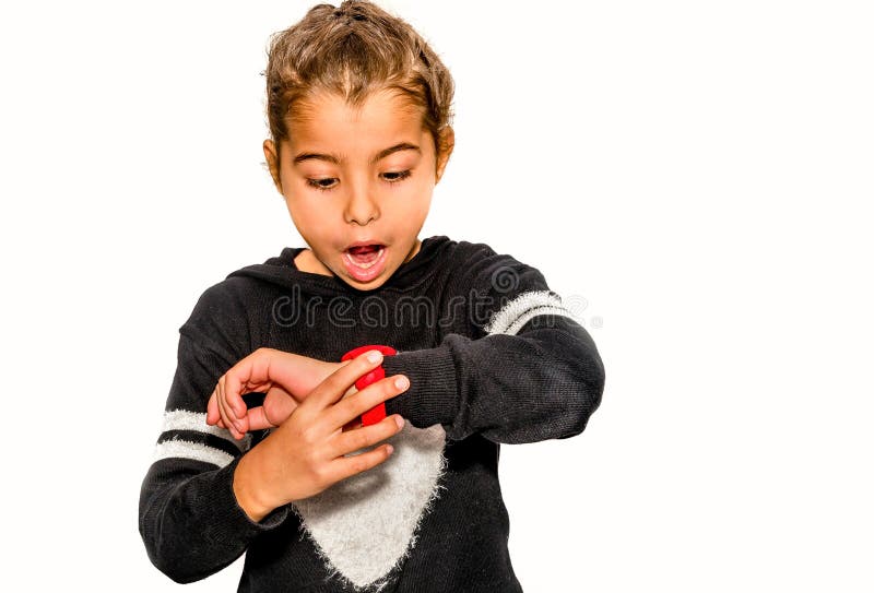 Menina Da CrianÃ§a De Oito Anos Que Olha Seu RelÃ³gio Surpreendido ...