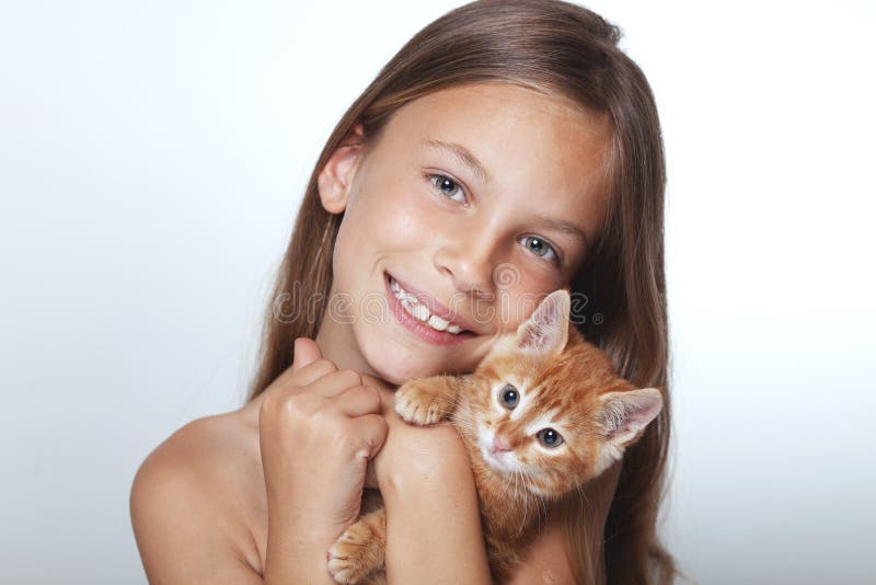 Menina com gatinho imagens de stock
