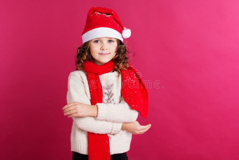 A menina da criança está vestindo o chapéu de Santa imagens de stock A menina da criança está vestindo o chapéu de Santa imagens de stock