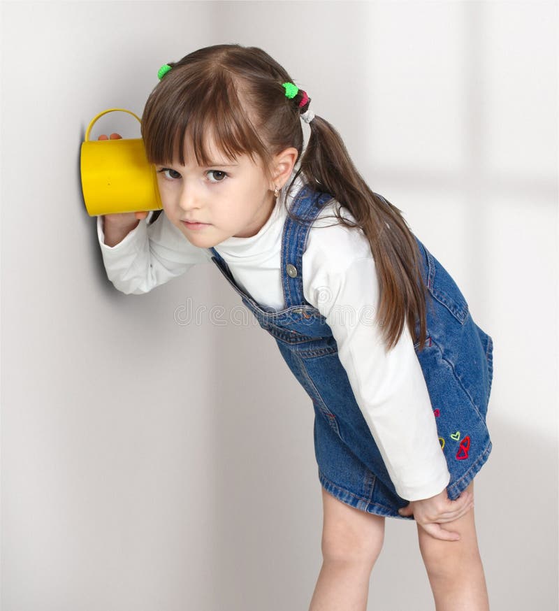 A menina da criança overhear imagem de stock A menina da criança overhear imagem de stock