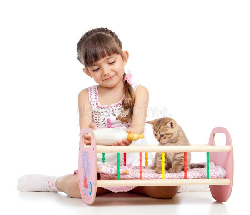 Menina da criança que alimenta e que joga o gato do gatinho fotos de stock Menina da criança que alimenta e que joga o gato do gatinho fotos de stock