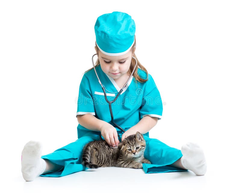 Menina da criança que joga o doutor com o gato isolado fotos de stock Menina da criança que joga o doutor com o gato isolado fotos de stock