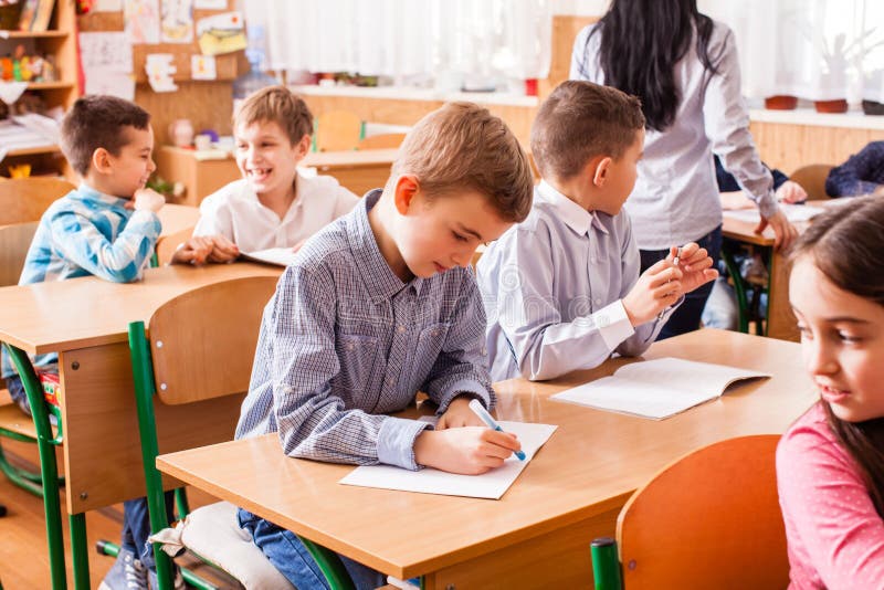 Menina da escola que explica seu colega fotos de stock royalty free Menina da escola que explica seu colega fotos de stock royalty free