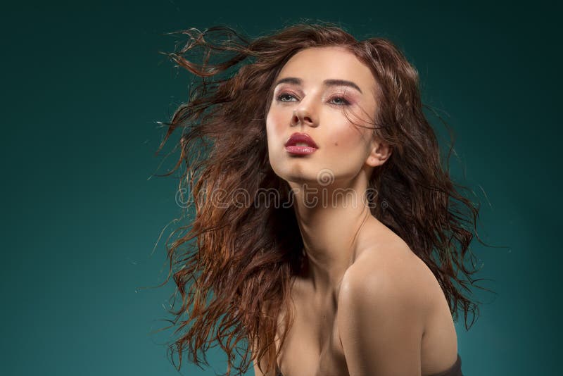 Menina da forma com cabelo do voo no verde fotografia de stock Menina da forma com cabelo do voo no verde fotografia de stock