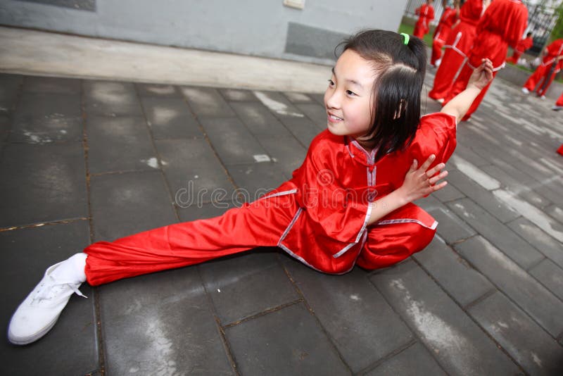 Menina das artes marciais foto de stock royalty free Menina das artes marciais foto de stock royalty free