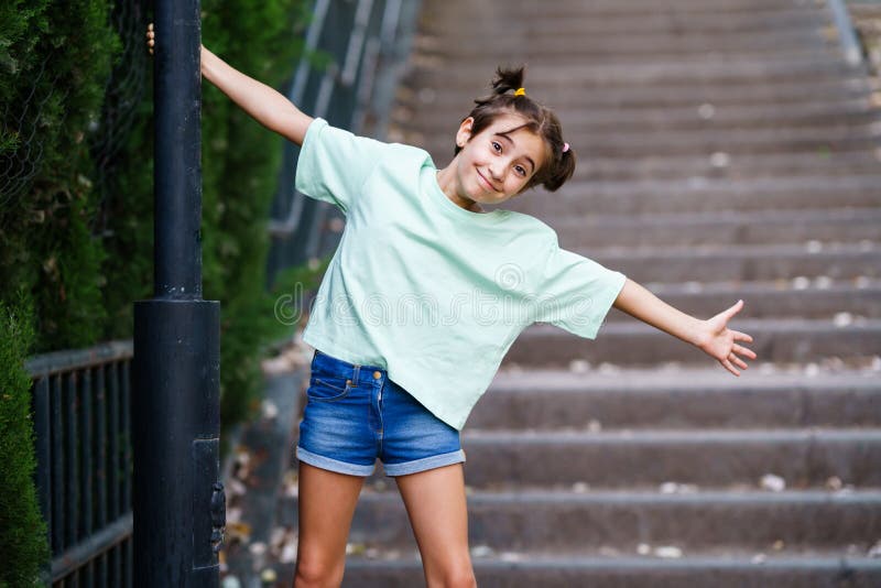 Menina De 9 Anos Parada Em Um Parque Urbano Imagem de Stock - Imagem de  consideravelmente, fofofo: 210420755