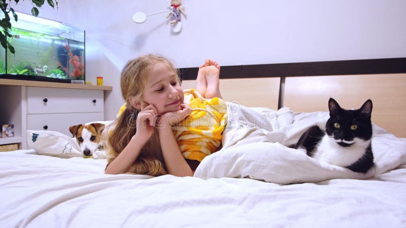 Adolescente Bonito Da Menina 10-11 Anos Que Guardam Um Gato Foto