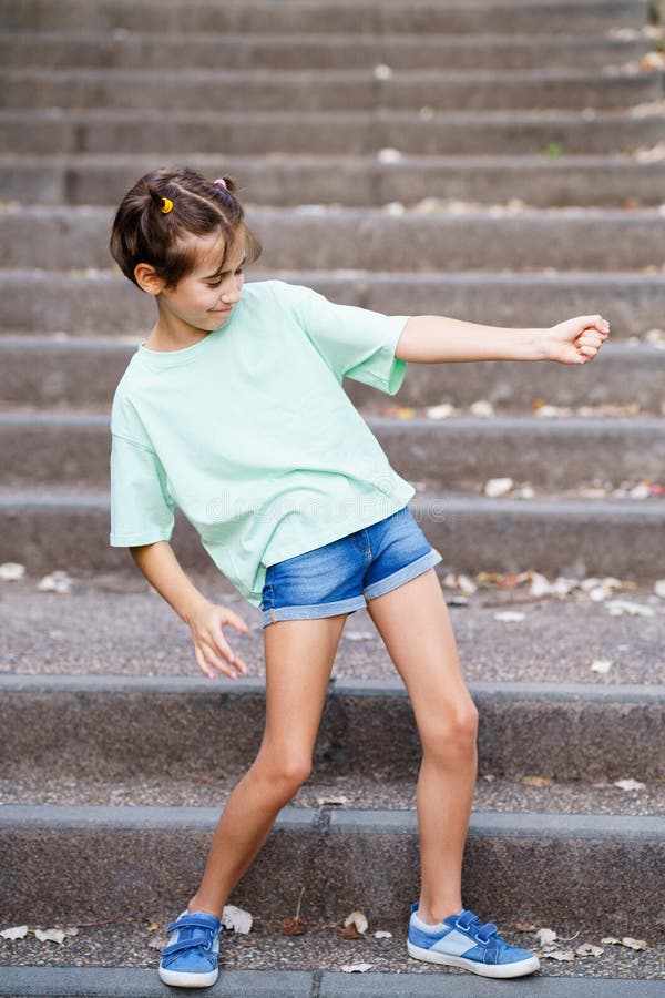 Menina De 9 Anos Parada Em Um Parque Urbano Imagem de Stock - Imagem de  consideravelmente, fofofo: 210420755