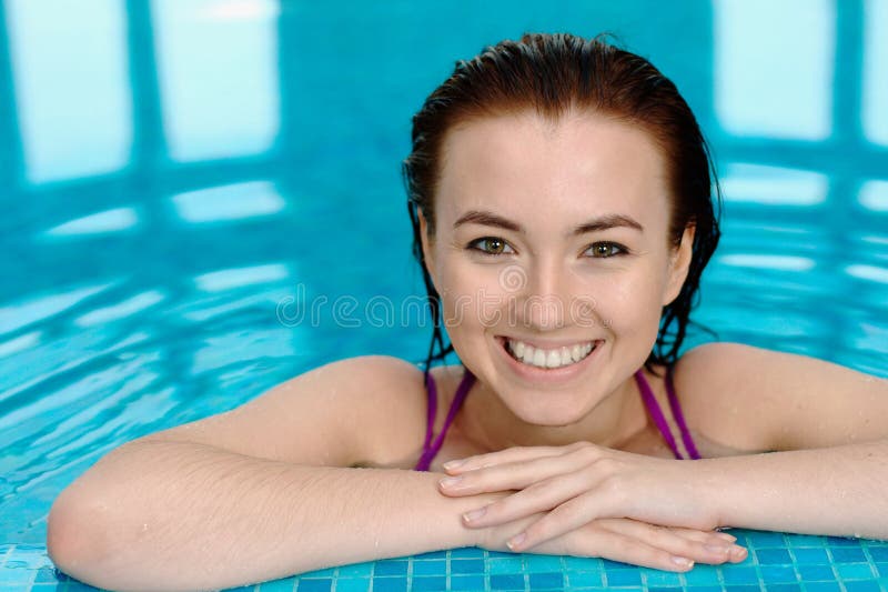 Menina de Bautiful em uma piscina fotos de stock royalty free Menina de Bautiful em uma piscina fotos de stock royalty free