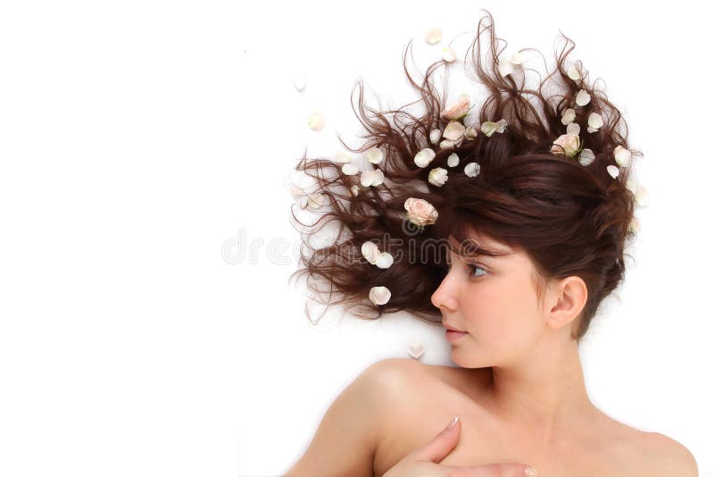 Menina de cabelos compridos bonita que relaxa no salão de beleza dos termas imagens de stock royalty free Menina de cabelos compridos bonita que relaxa no salão de beleza dos termas imagens de stock royalty free