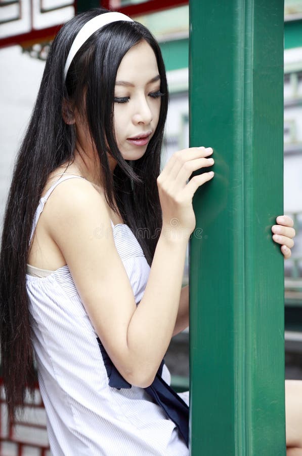 Menina de cabelos compridos chinesa ao ar livre imagens de stock