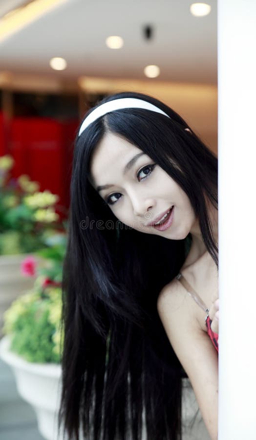 Menina de cabelos compridos no hotel imagens de stock royalty free