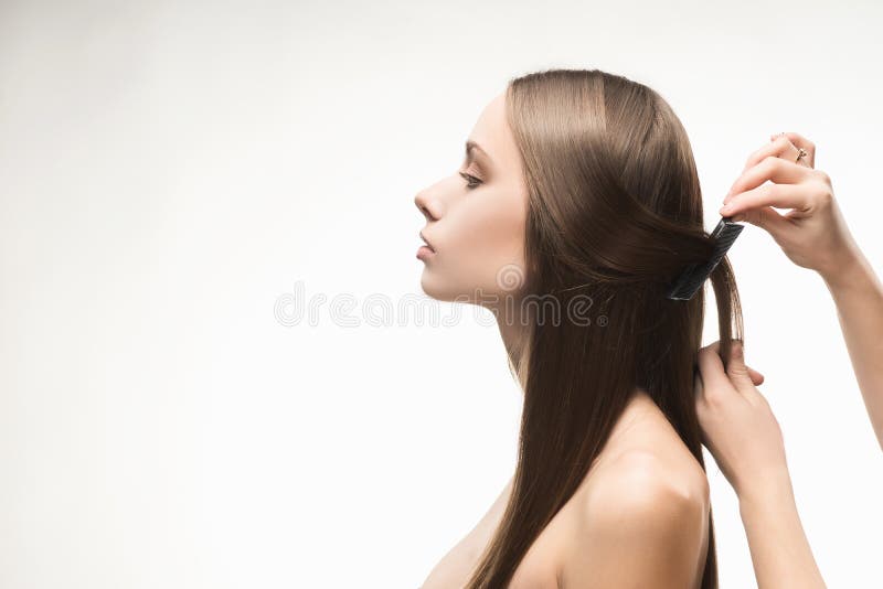 Foto de Cuidados Com Os Cabelos Lindo Cabelo Feminino Escovar Com Escova De  Cabelo Longo e mais fotos de stock de Adulto - iStock