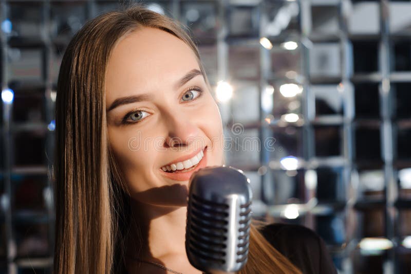 Menina de canto bonita Mulher da beleza com microfone Encanto Singer modelo Música do karaoke imagens de stock Menina de canto bonita Mulher da beleza com microfone Encanto Singer modelo Música do karaoke imagens de stock