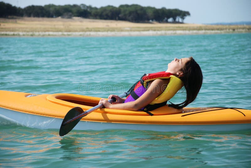 Menina de descanso do caiaque fotografia de stock Menina de descanso do caiaque fotografia de stock