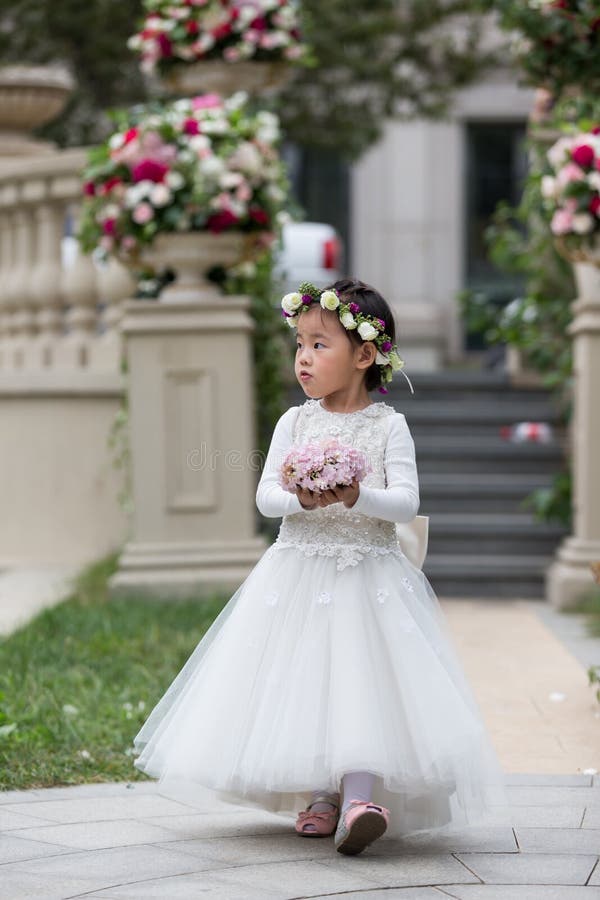 Menina das flores foto de stock royalty free