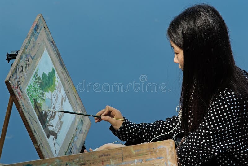 A menina de Liujiang China-Um está tirando foto de stock royalty free