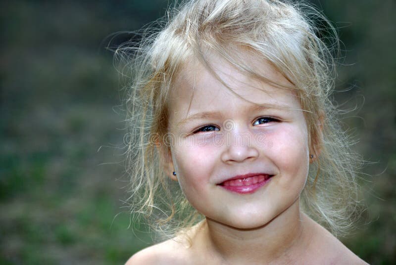 Menina de riso feliz Sorriso do beb? Inf?ncia feliz fotografia de stock Menina de riso feliz Sorriso do beb? Inf?ncia feliz fotografia de stock
