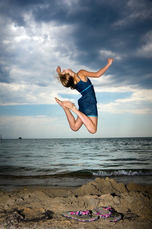 Menina de salto fotografia de stock royalty free Menina de salto fotografia de stock royalty free