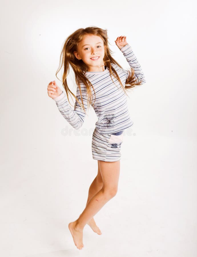 Retrato De Uma Menina Bonita Da Criança De 8 Anos Imagem de Stock - Imagem de felicidade, excitamento: 102648585