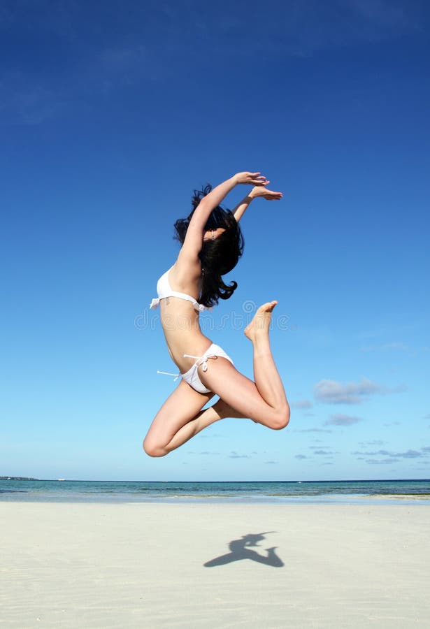 Menina de salto no biquini fotografia de stock Menina de salto no biquini fotografia de stock