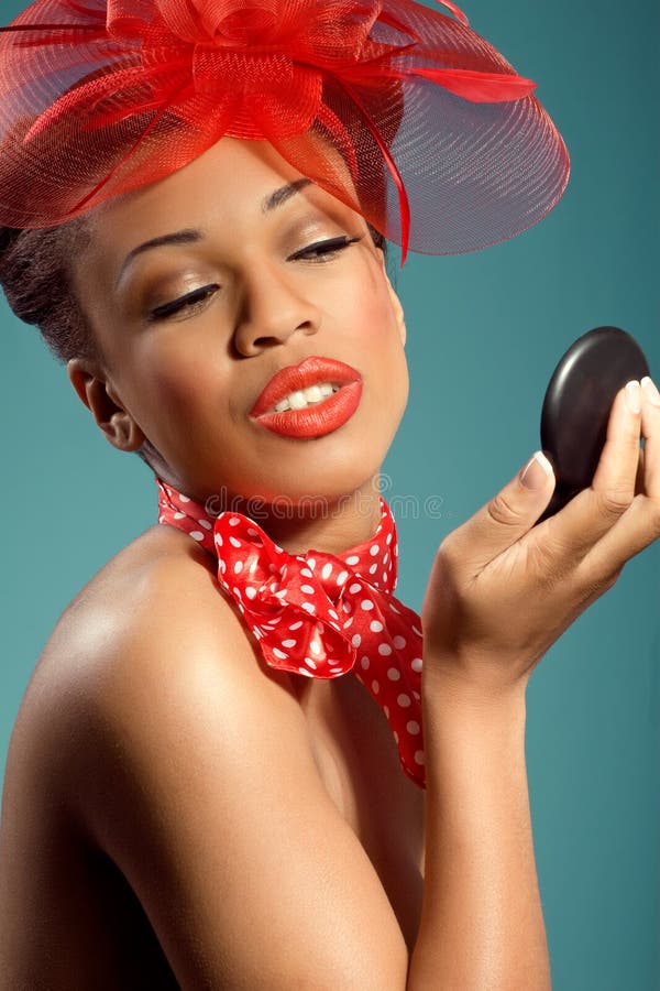 Menina de sorriso bonita do pinup que verific a composição imagens de stock Menina de sorriso bonita do pinup que verific a composição imagens de stock