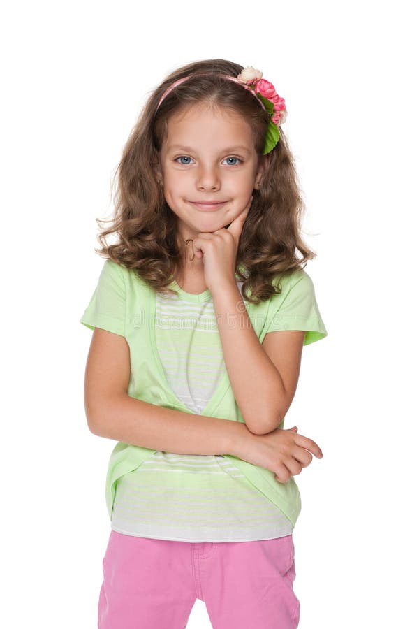 O Retrato De Uma Menina Bonita Senta Se Contra O Branco Foto De Stock Imagem De Encantador