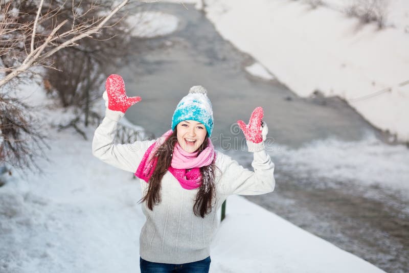 Menina de sorriso no fundo do inverno da neve foto de stock royalty free Menina de sorriso no fundo do inverno da neve foto de stock royalty free