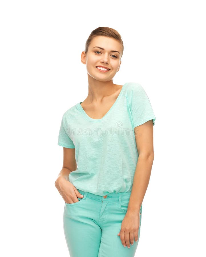 Menina sorridente com uma t-shirt colorida fotos de stock royalty free