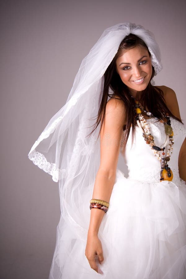 Menina de sorriso no vestido de casamento fotografia de stock Menina de sorriso no vestido de casamento fotografia de stock
