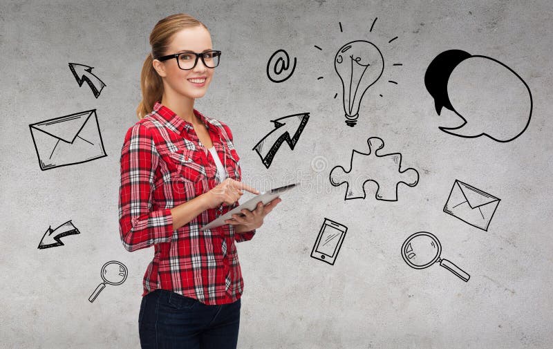 Rapariga sorridente de óculos com tablet fotografia de stock royalty free