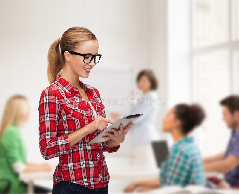 Rapariga sorridente de óculos com tablet imagem de stock
