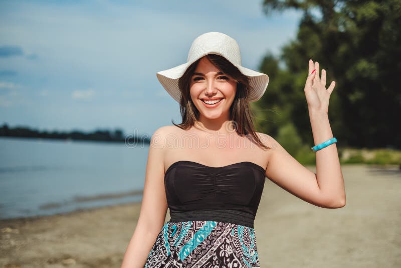 Menina de sorriso que acena na praia fotos de stock Menina de sorriso que acena na praia fotos de stock