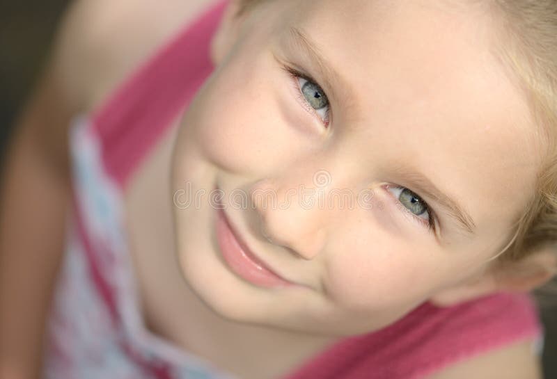 Rapariga sorridente a olhar para cima imagens de stock
