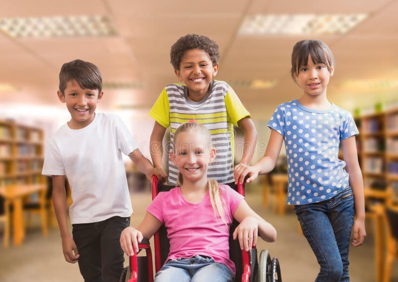 Menina deficiente na cadeira de rodas com os amigos na biblioteca escolar fotos de stock Menina deficiente na cadeira de rodas com os amigos na biblioteca escolar fotos de stock