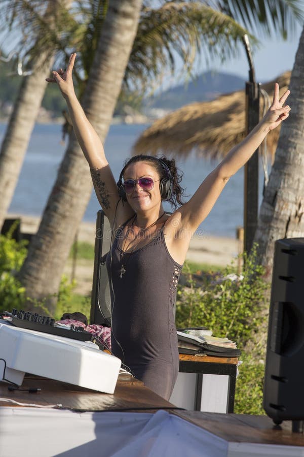 A Menina DJ Na Praia Bate O Jogo Da Música De Mistura Na Ilha Koh