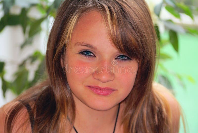 Retrato De Uma Menina De 11 Anos Com Cabelo Comprido. Foto de Stock -  Imagem de povos, loira: 188010592