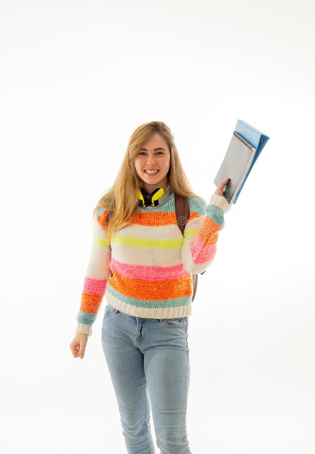 Menina do adolescente do estudante com a trouxa feliz com estilo de vida do terreno ou aprendizagem de línguas ou de estudos novo foto de stock Menina do adolescente do estudante com a trouxa feliz com estilo de vida do terreno ou aprendizagem de línguas ou de estudos novo foto de stock