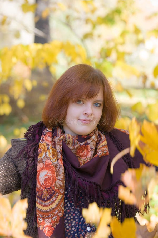 Menina do adolescente no outono foto de stock