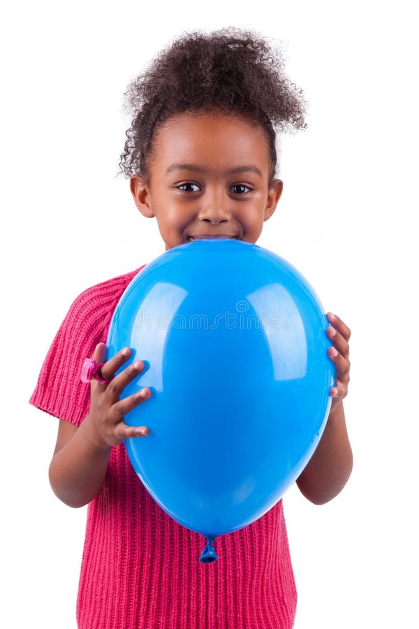 Menina do americano africano que prende um balão azul imagens de stock Menina do americano africano que prende um balão azul imagens de stock