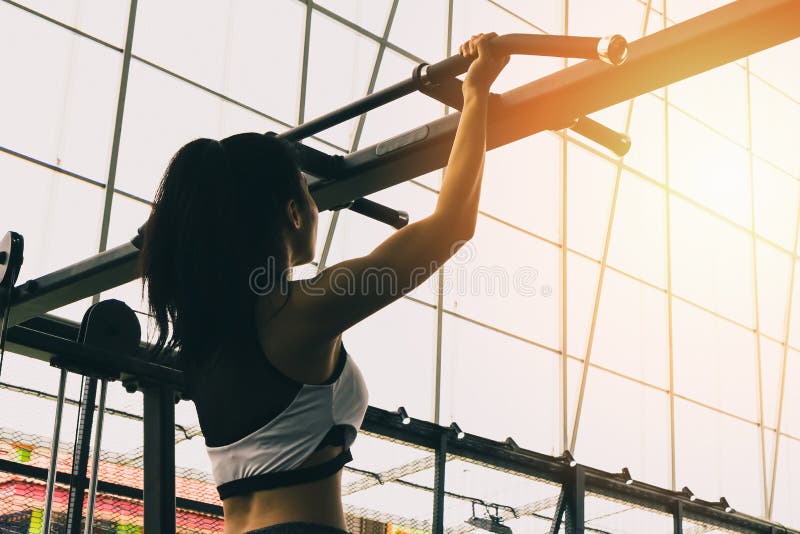 Menina do atleta que faz o treinamento de queixo-UPS imagem de stock royalty free Menina do atleta que faz o treinamento de queixo-UPS imagem de stock royalty free