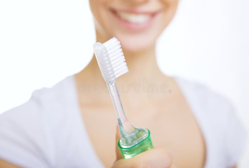 Menina do close up com os dentes da limpeza da escova de dentes em casa fotografia de stock Menina do close up com os dentes da limpeza da escova de dentes em casa fotografia de stock