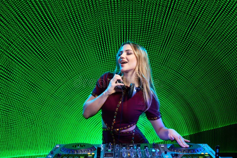 Menina do DJ em plataformas no partido fotos de stock royalty free Menina do DJ em plataformas no partido fotos de stock royalty free