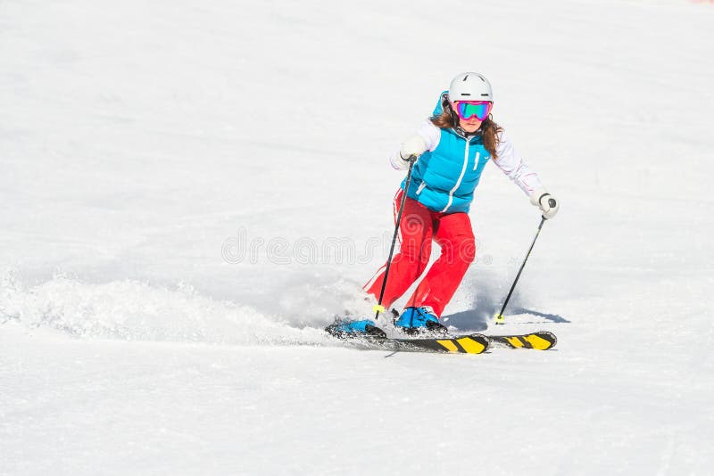 Menina do esquiador quando há curvas do slalom imagem de stock royalty free Menina do esquiador quando há curvas do slalom imagem de stock royalty free