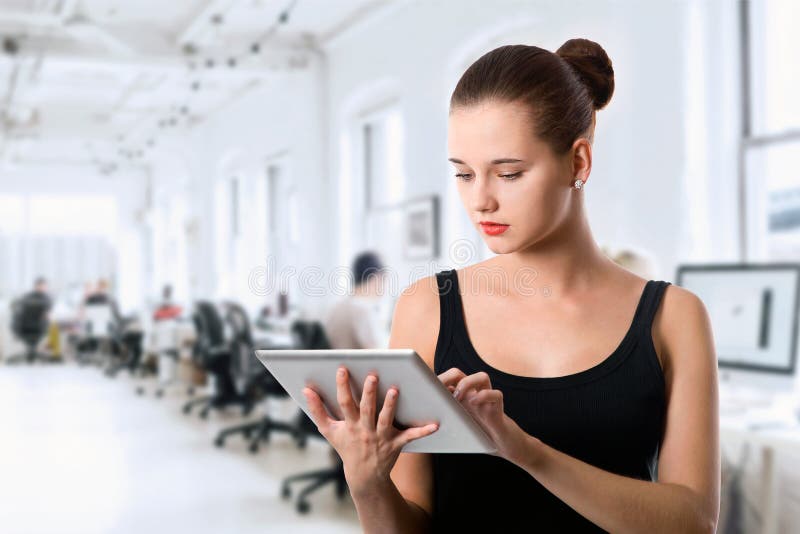 Menina do estudante com tablet pc imagens de stock Menina do estudante com tablet pc imagens de stock