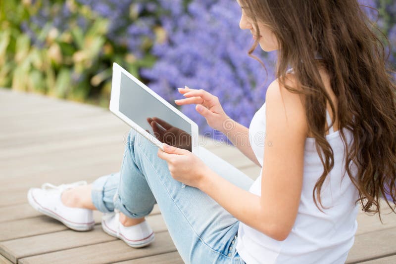 Menina do estudante que usa o tablet pc imagens de stock royalty free Menina do estudante que usa o tablet pc imagens de stock royalty free